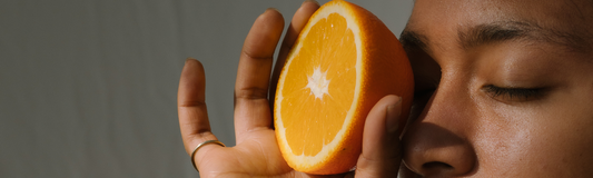 Visage frais et lumineux d’une femme après une préparation de peau minimaliste et hydratante, prêt pour un maquillage naturel d'été
