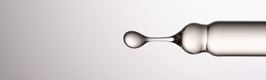 Texture fluide du Sérum de Nuit MONO Skincare prélevée à la pipette – hydratant, léger, et enrichi en actifs anti-âge naturels, parfait pour l'été