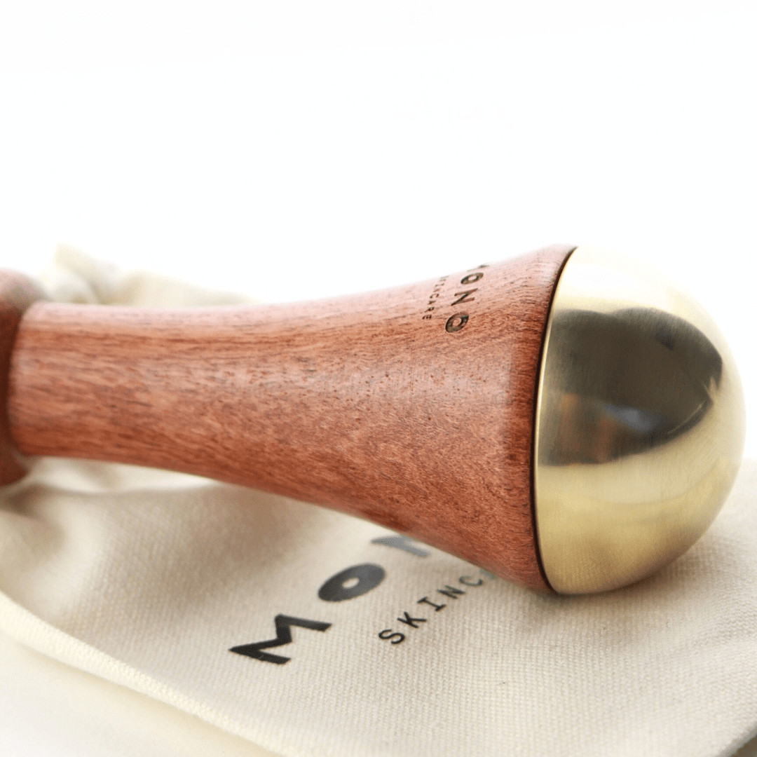 Accessoire Kansa MONO présenté avec son étui élégant – outil naturel pour un rituel beauté