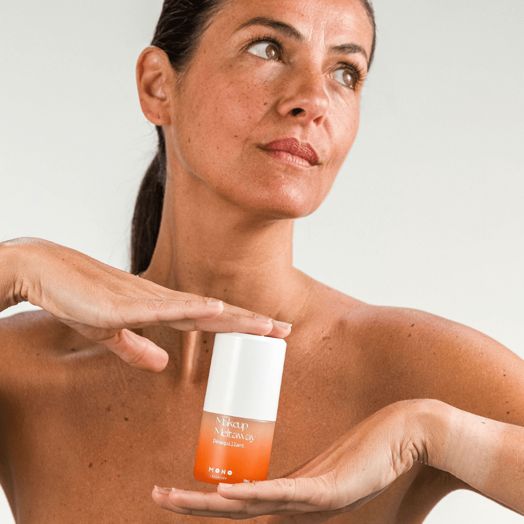 Femme tenant le démaquillant MONO – soin naturel pour éliminer maquillage et impuretés sans irritation