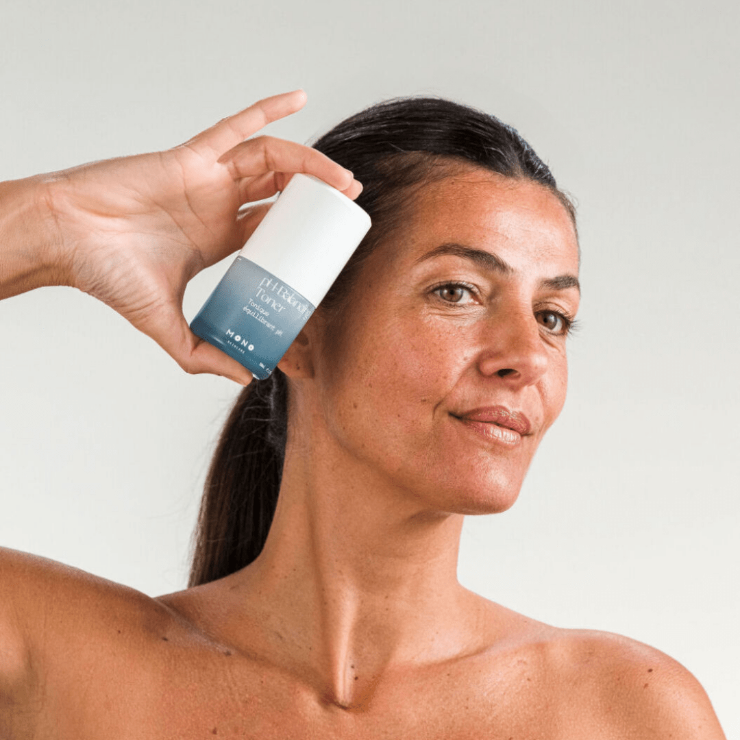 Femme tenant le tonique équilibrant MONO – soin visage naturel qui équilibre le pH et purifie la peau