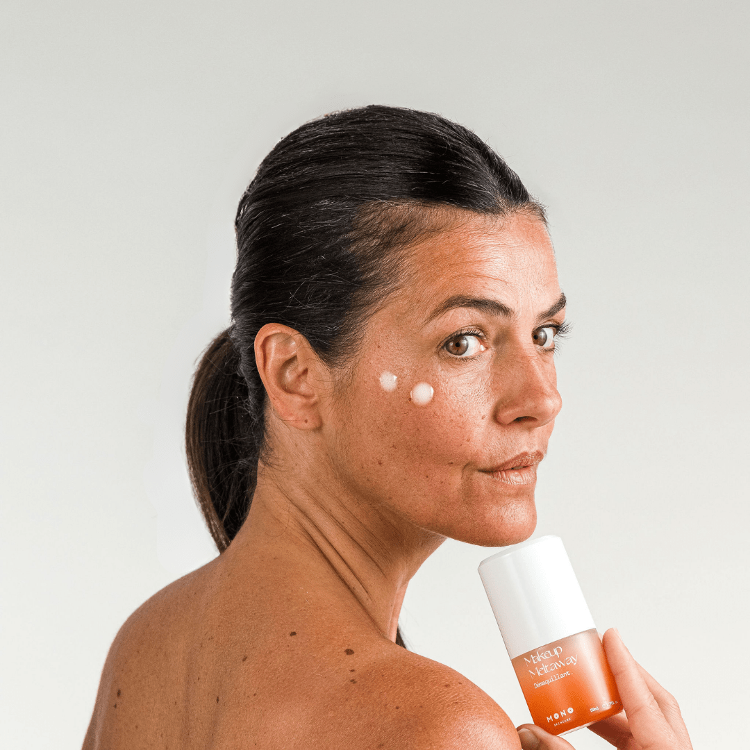 Application du démaquillant MONO – texture légère et non grasse pour un nettoyage efficace