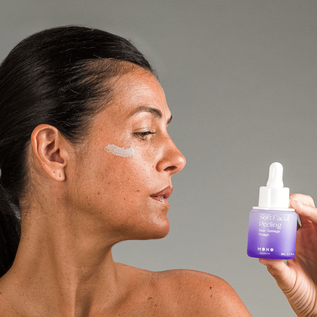 Application du gommage doux MONO sur peau – texture crémeuse avec grains fins pour exfoliation douce