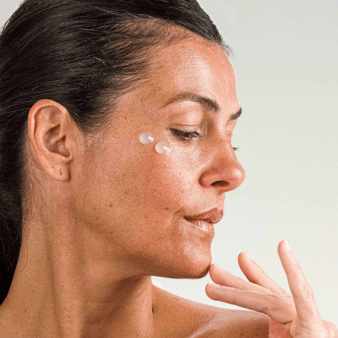 Application de la lotion hydratante MONO sur peau – texture légère, non grasse et absorption rapide