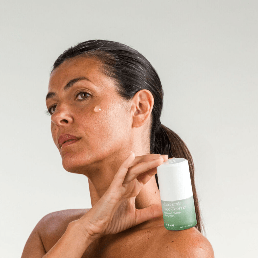 Application du nettoyant visage ultra-doux MONO – mousse légère qui nettoie tout en douceur