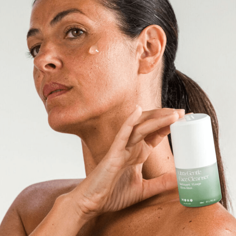 Application du nettoyant visage ultra-doux MONO – mousse légère qui nettoie tout en douceur