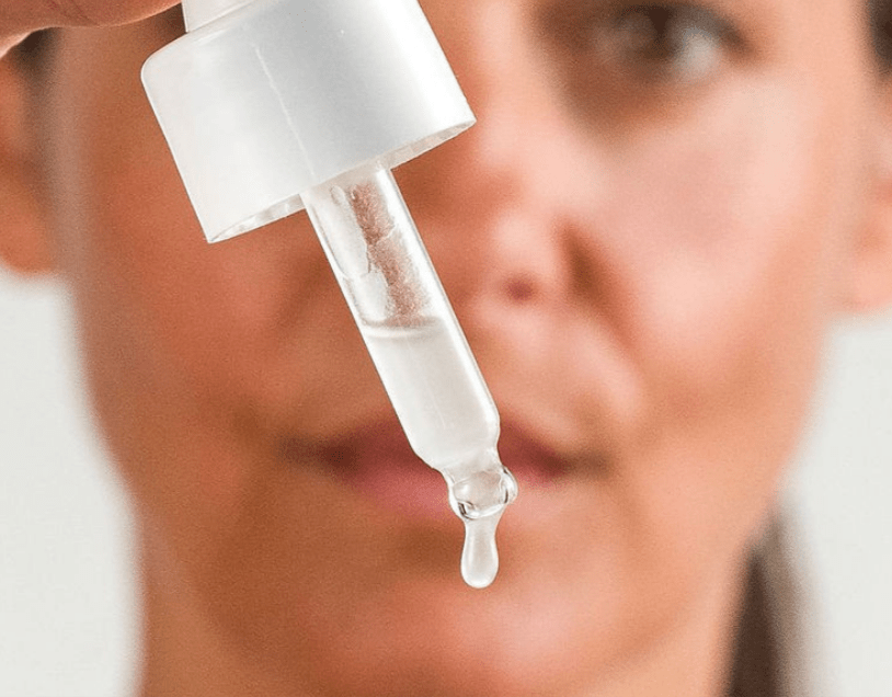 Application du sérum de nuit hydratation intense MONO – texture légère et pénétrante pour un soin optimal