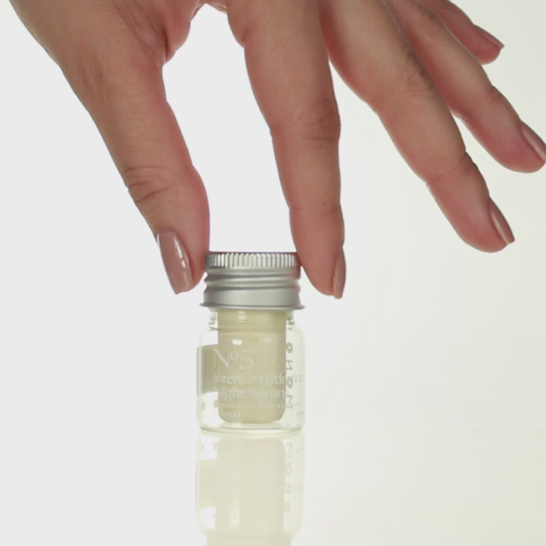 Tutoriel vidéo MONO – préparation du sérum de nuit hydratation intense à partir de comprimés rechargeables