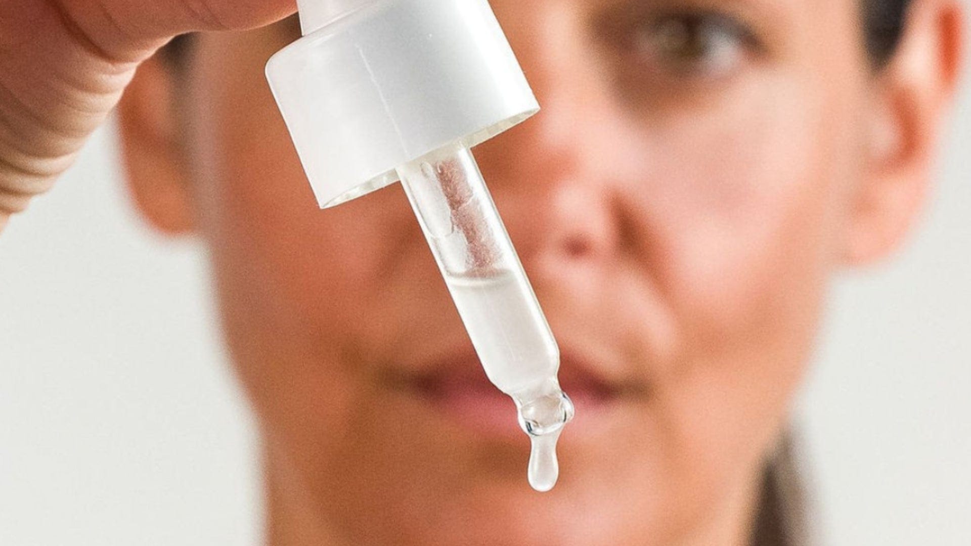 Sérum à l'acide hyaluronique rechargeable : Le guide de l'hydratation durable en 2026