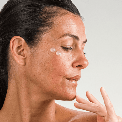 Application de la lotion hydratante MONO sur peau – texture légère, non grasse et absorption rapide