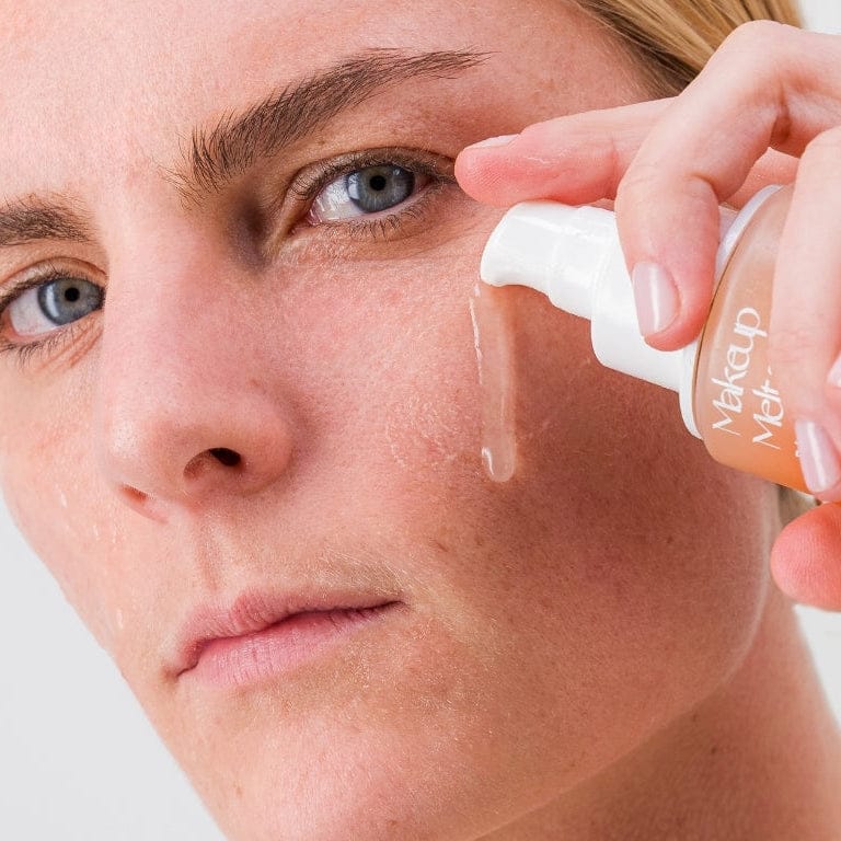 Application du démaquillant MONO – texture légère et non grasse pour un nettoyage efficace