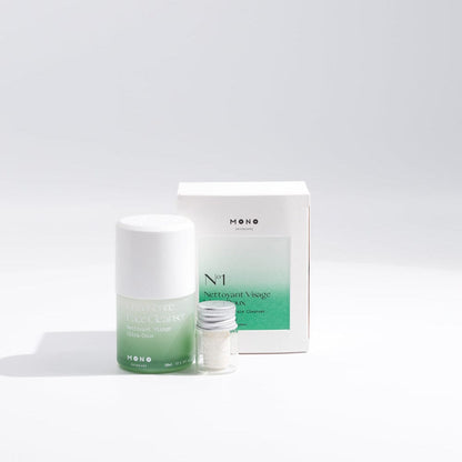 Gel nettoyant visage ultra-doux MONO — texture légère, flacon minimaliste, soin purifiant pour peaux sensibles.