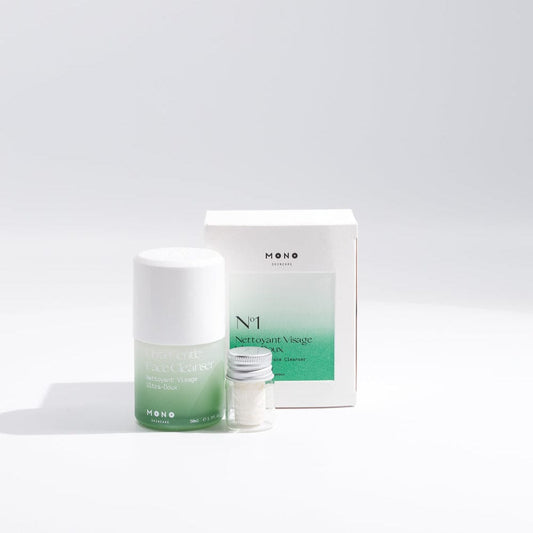 Gel nettoyant visage ultra-doux MONO — texture légère, flacon minimaliste, soin purifiant pour peaux sensibles.
