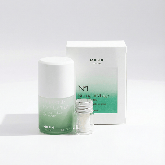 Gel nettoyant visage ultra-doux MONO — texture légère, flacon minimaliste, soin purifiant pour peaux sensibles.