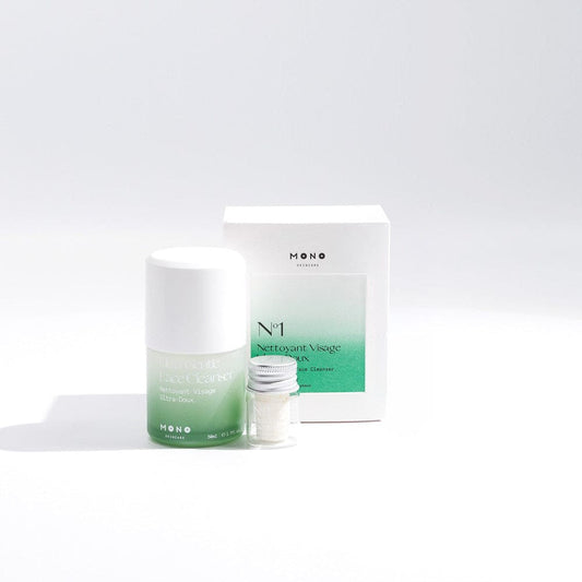 Gel nettoyant visage ultra-doux MONO — texture légère, flacon minimaliste, soin purifiant pour peaux sensibles.