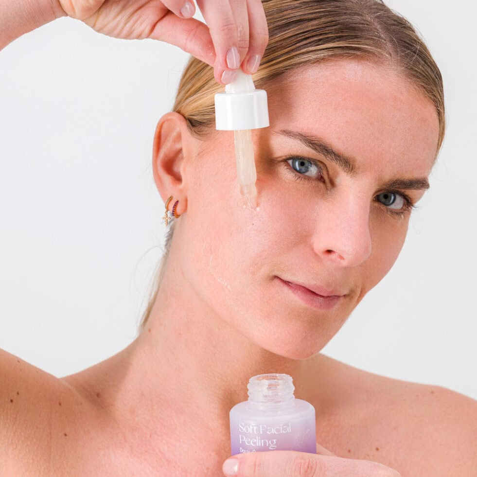 Femme tenant le gommage doux visage MONO – soin exfoliant naturel qui purifie et illumine la peau